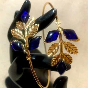 Blue resin vine plant inspired wrapped style anklet in goldtone. Adjustable.